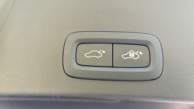 Volvo XC40 2.0 B4P Ultra Dark 5dr Auto Petrol Estate